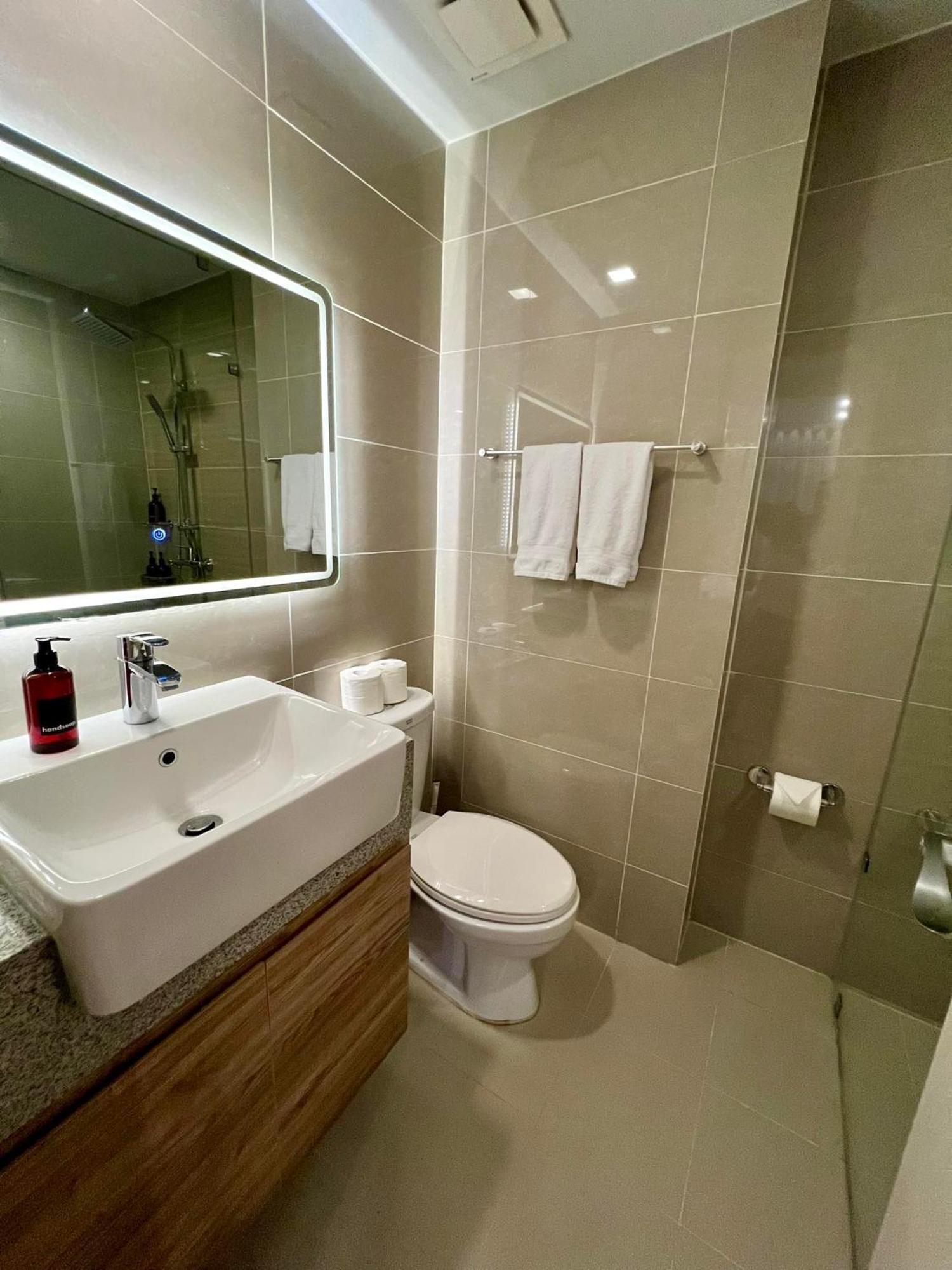 Hotel Vibe Condo At Uptown Parksuites Bgc Taguig Esterno foto